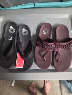Lot of 2 Nike women's sandals 11/12
