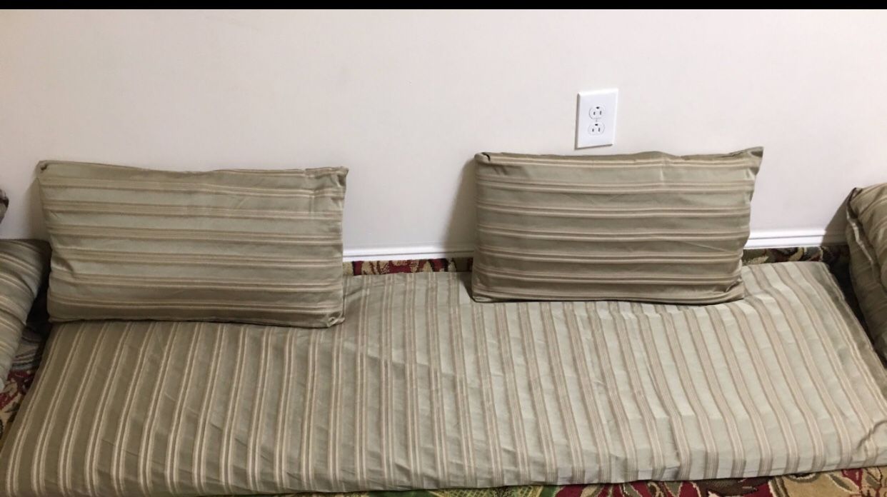 Floor Setting Couch Or Mattress With Pillow Pt Pillow
