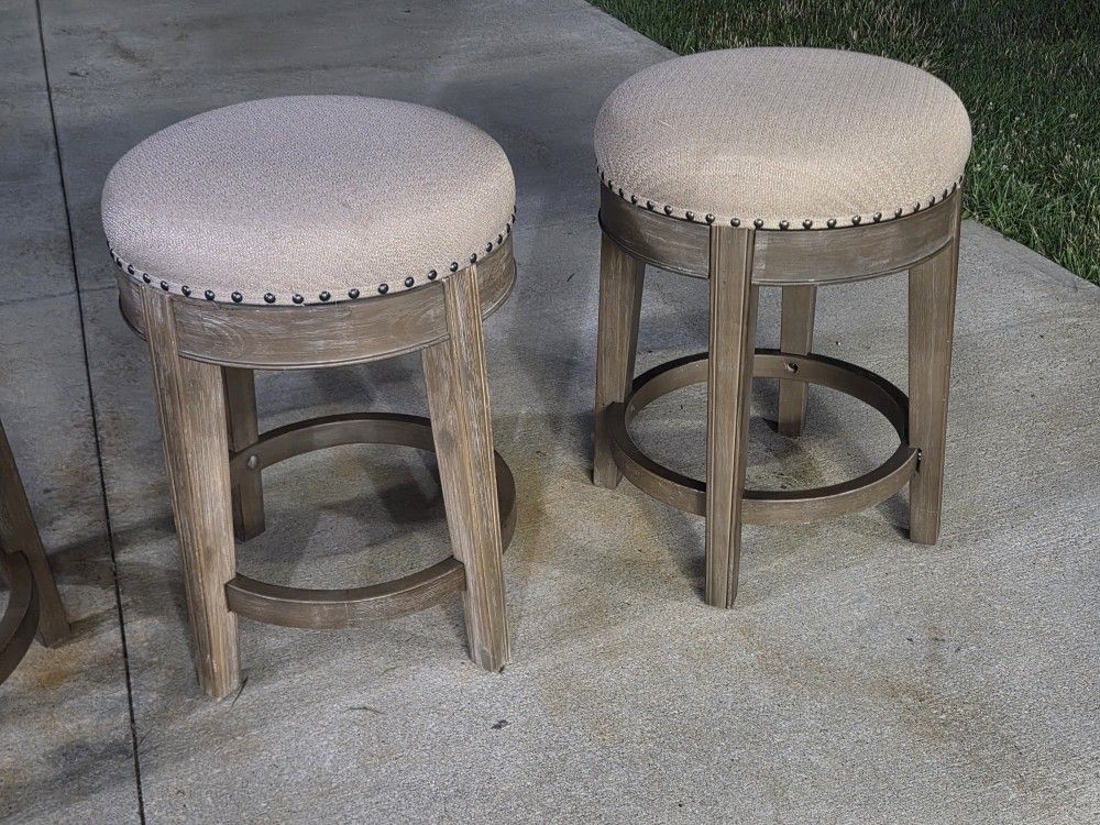 2ft. stools.. Good condition.They just need to be tightened..