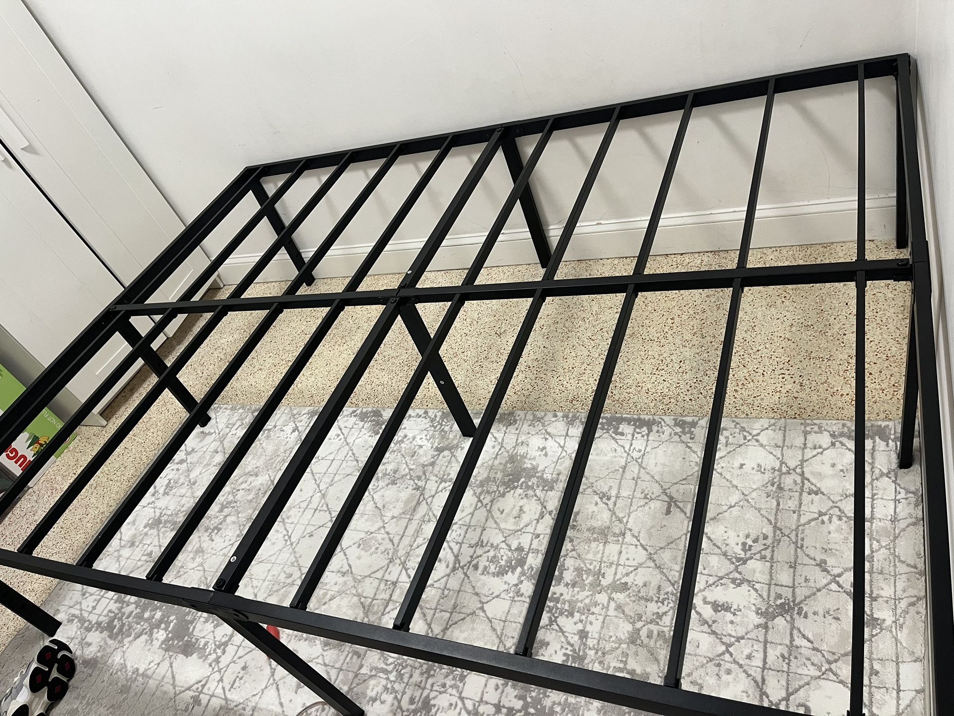 Platform Bed  /queen 