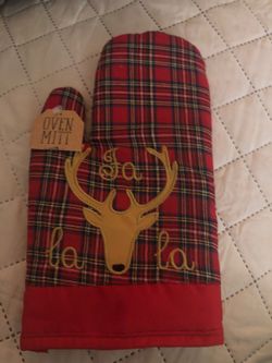 Xmas cook/oven mitten ( new)- does not match my kitchen decoration colors
