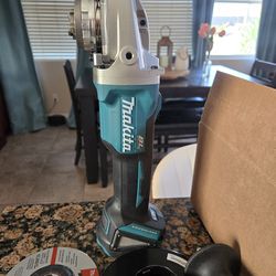 MAKITA 18V LXT Lithium-Ion Brushless Cordless 4-1/ 2 in. /5 in. X-LOCK Angle Grinder. Tool Only