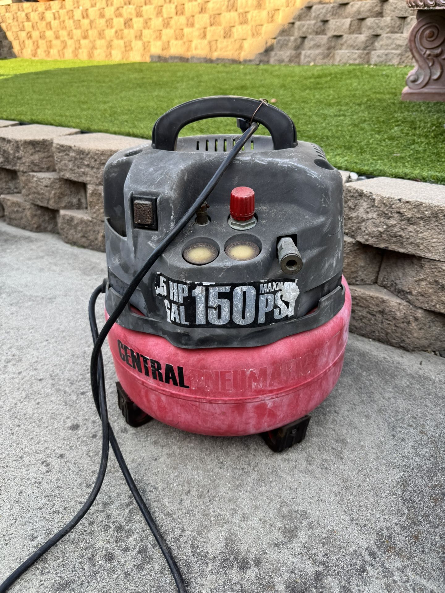 1.5 HP 6 gallon 150 psi compressor