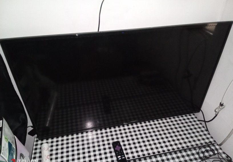 40 Inch TCL ROKU SMART TV 