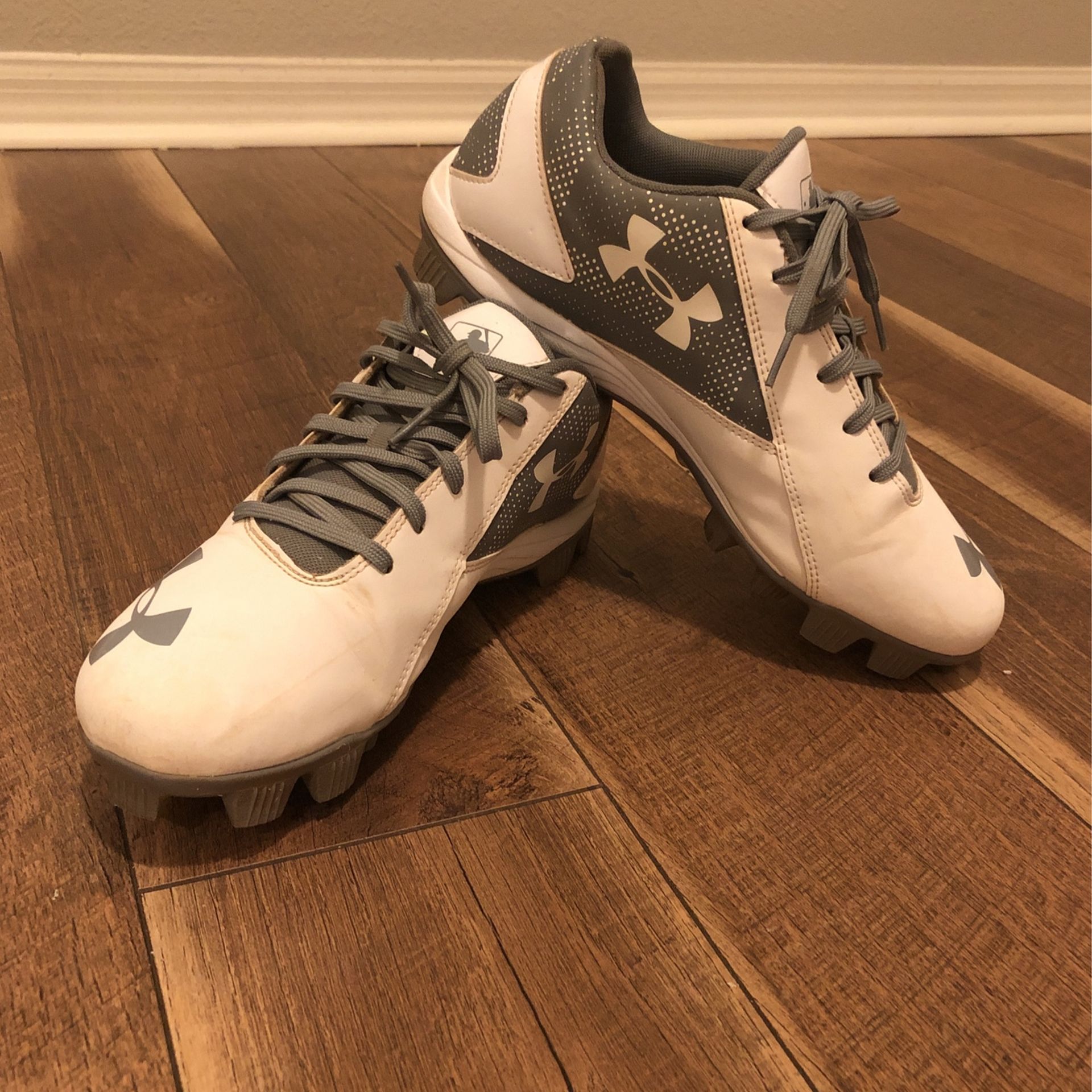 Under Armour Baseball cleats white and gray,USA Men Size 10