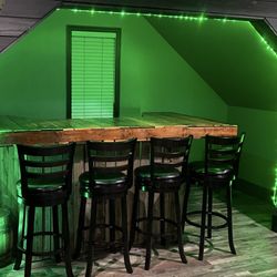 Pallet Bar With 8 Swivel Bar Stools