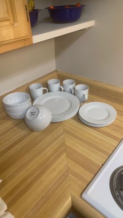 Amazon Basics White Ceramic Dinnerware Set