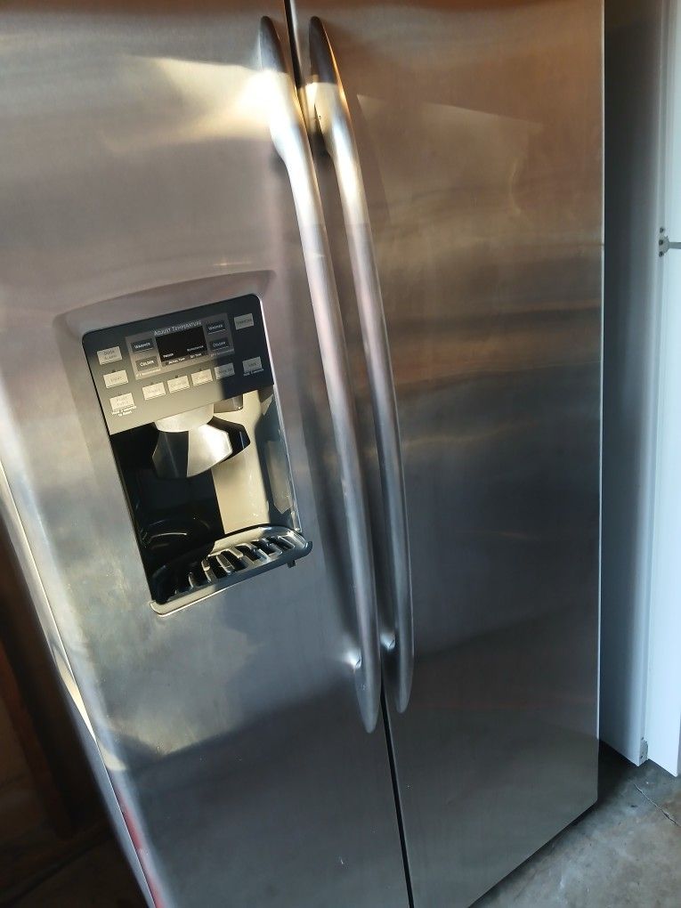 GE Refrigerator Side By Side 36x70