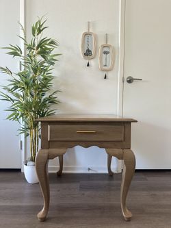 Late 20th Century Broyhill Lenoir House Queen Anne Style Cherry Side Table