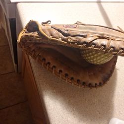 RAWLING "RH" FIRST BASE  SIZE 14" $55. FIRM PRICE 