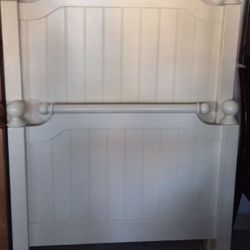 White Twin Size Trundle Bed 
