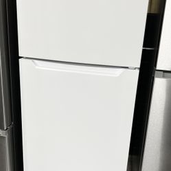 NEW 28” Top Freezer Refrigerator 17.6cu.ft.