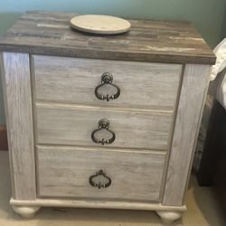 2 Nightstands
