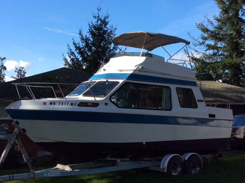 1977 Reinell Cabin Cruiser with Flybridge 26'