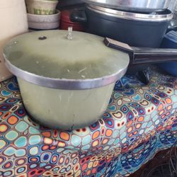 Pressure Cooker With Whistle 