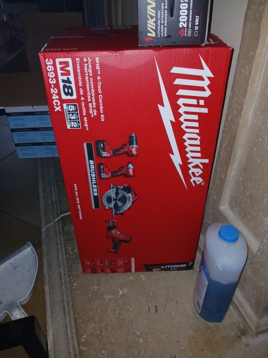 Milwaukee M18 4-TOOL COMBO KIT