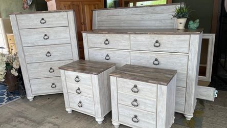 Gorgeous Aslhey Queen bedroom set