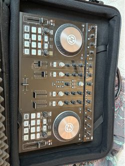 Traktor Control S4 - MIDI DJ CONTROLLER