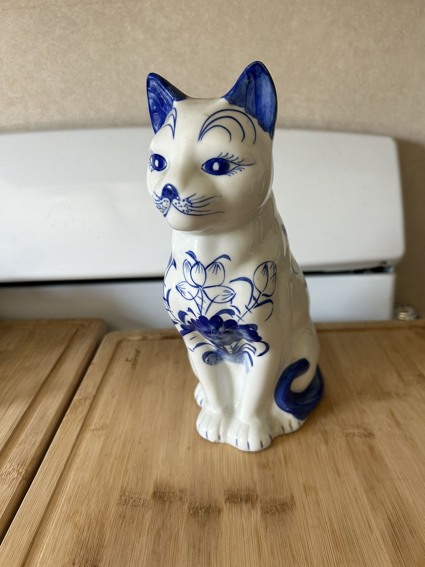 Beautiful Cat Statue (40 Years Old Or More)