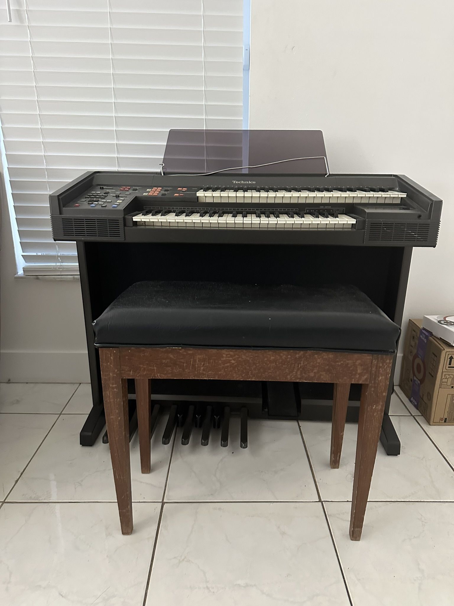 Electric piano works great great condition