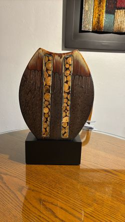 Jarrón De Porcelana Esculpida De Técnica Mixta,original Vintaje Hecho A Mano Mide 45 Cm De Alto Y 23 Cm La Base De Madera Color Negro