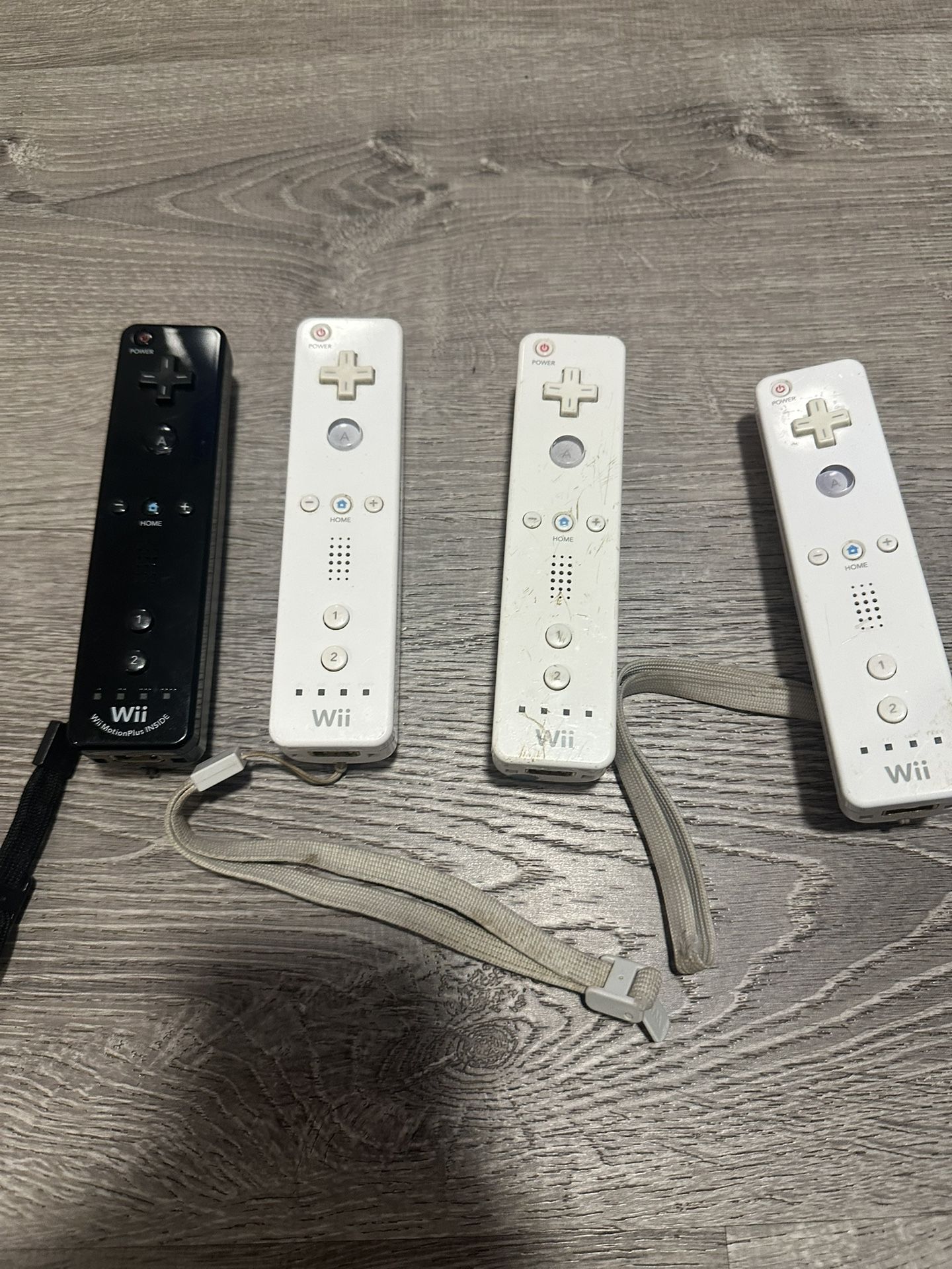 4 Wii Controllers 