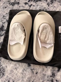 Cream Yeezy slide