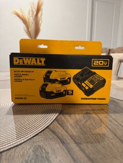 DeWalt 20V Max Battery and Charger Kit DCB205-2C