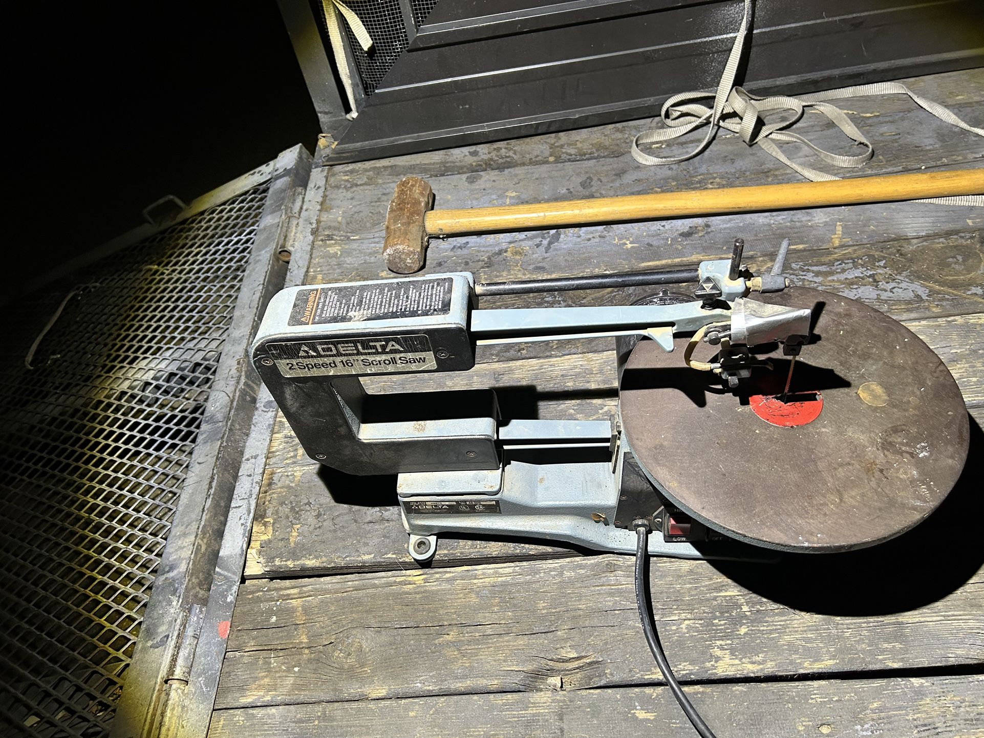 Delta 40-560 16” Variable Speed Scroll Saw with Cast Iron Table