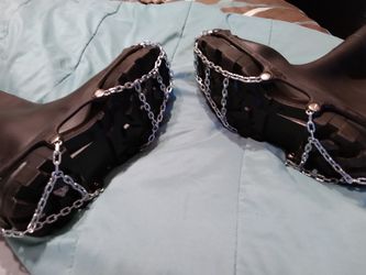 SNOW BOOTS WITH CHAINS .