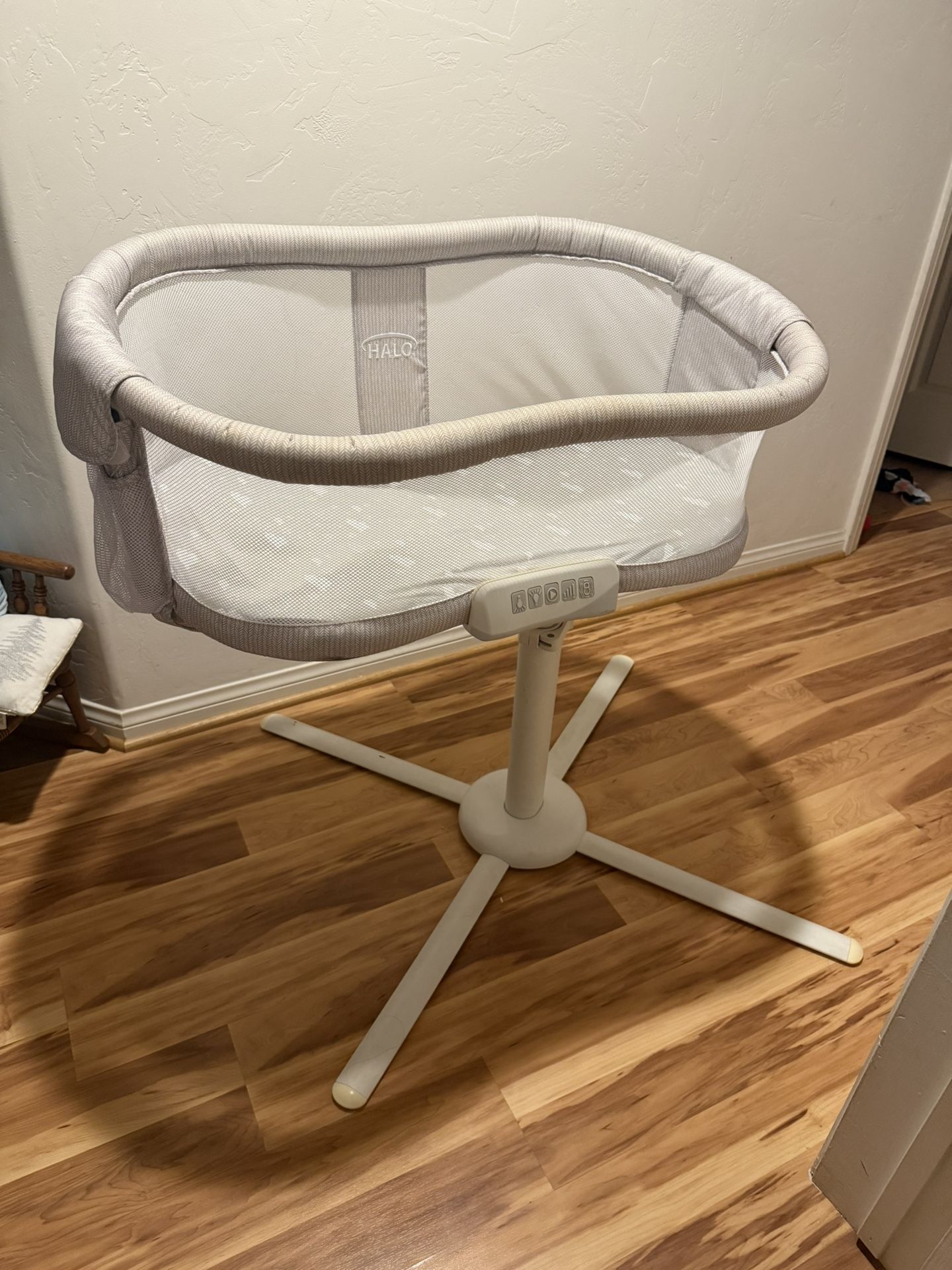 Halo Bassinet Swivel Sleeper Premiere Series, Herringbone