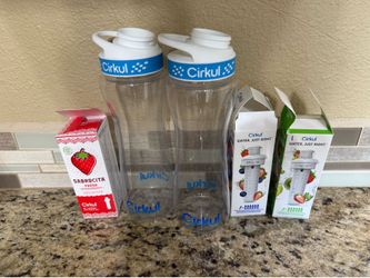 Cirkul 32oz. Water bottles with 3 flavors