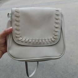 Light gray Faux Leather Woven Flap Crossbody Bag. Purse. Bolsa gris