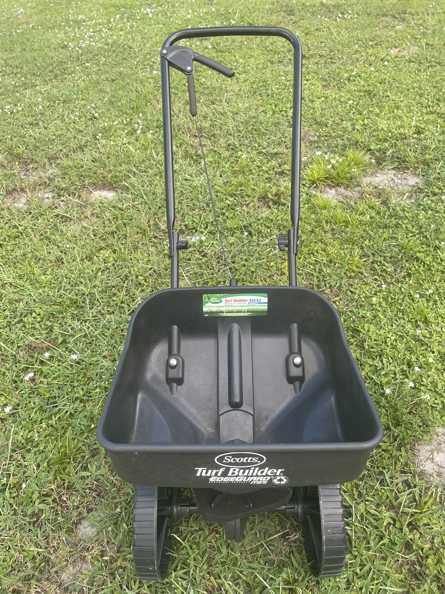 Scott’s Mini Push Broadcast Spreader