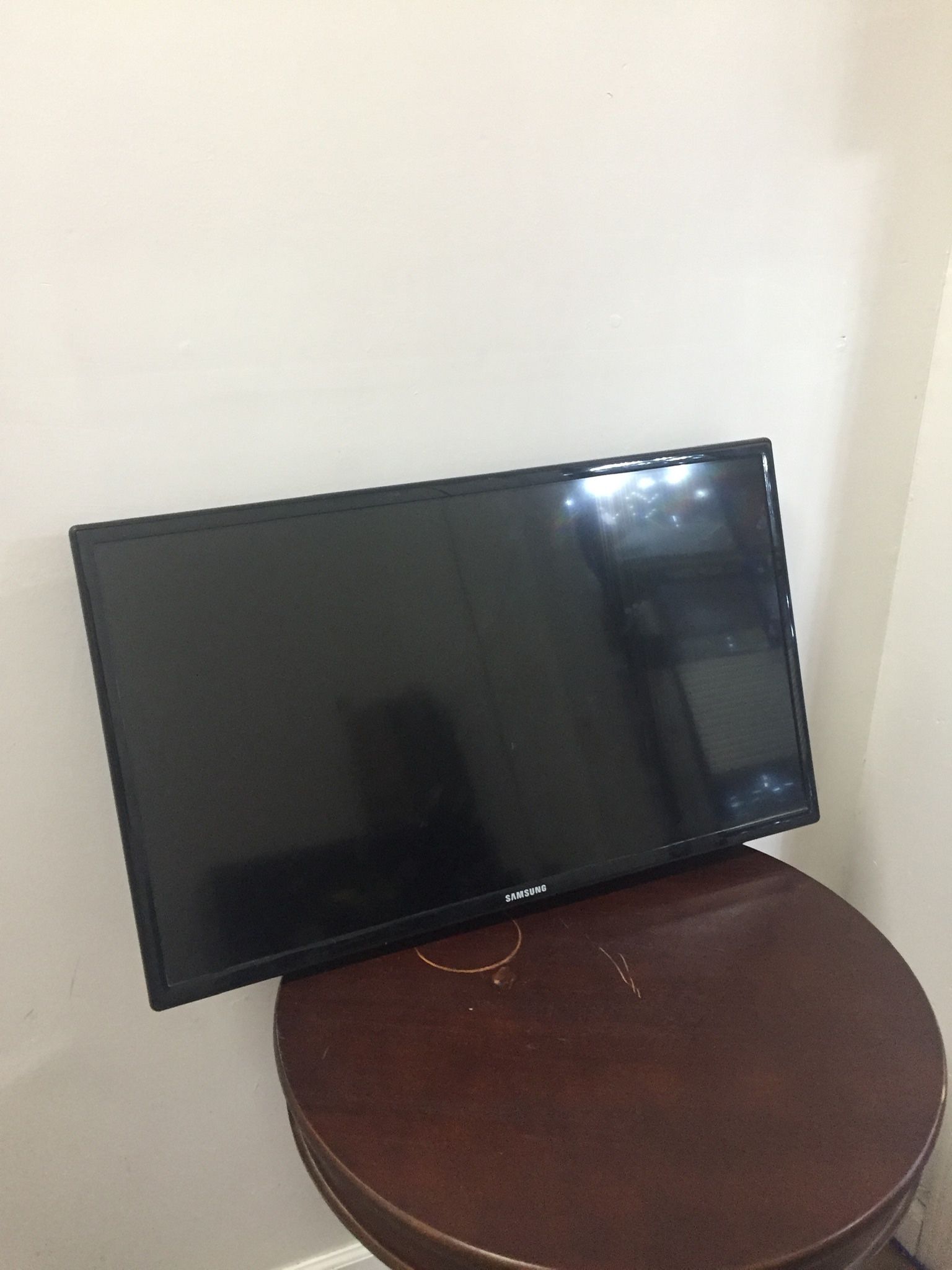 2 Samsung TVs for sale,used but in a good condition,both $350,32 inch and 40 inch