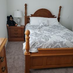 Qween Bedroom Set, Bed, Night Stand, Dresser W/Mirror. 