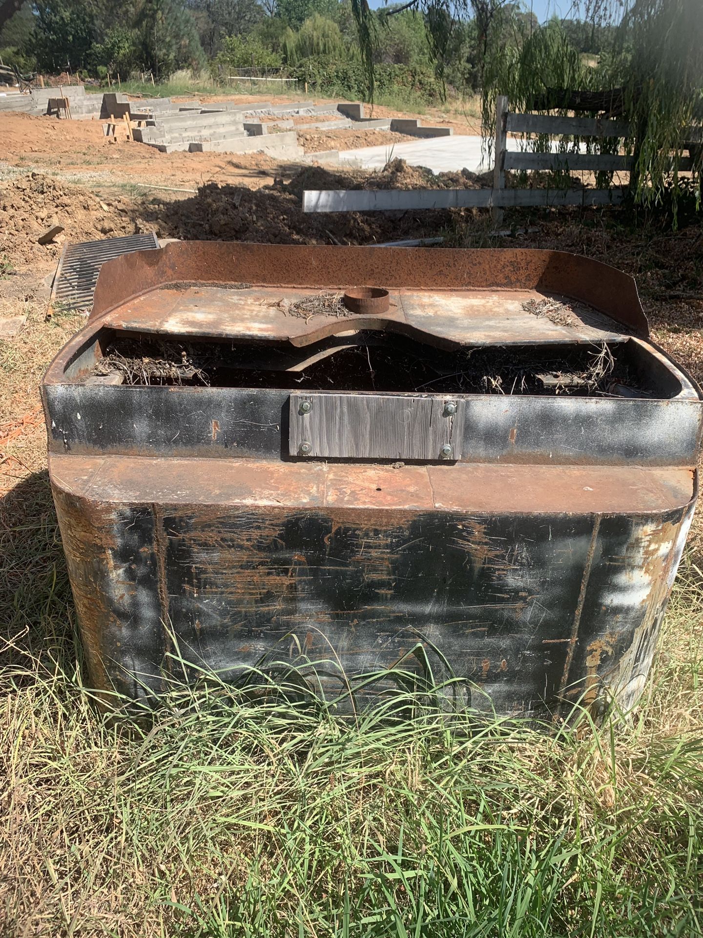 Marine outboard boat motor testing tub holds water/Exhaust vent for