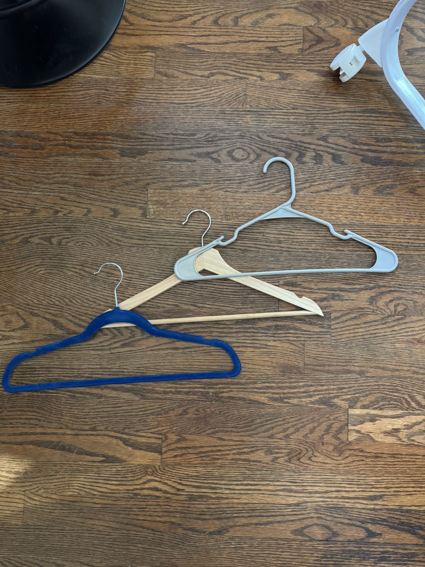 125 Hangers And A Hamper