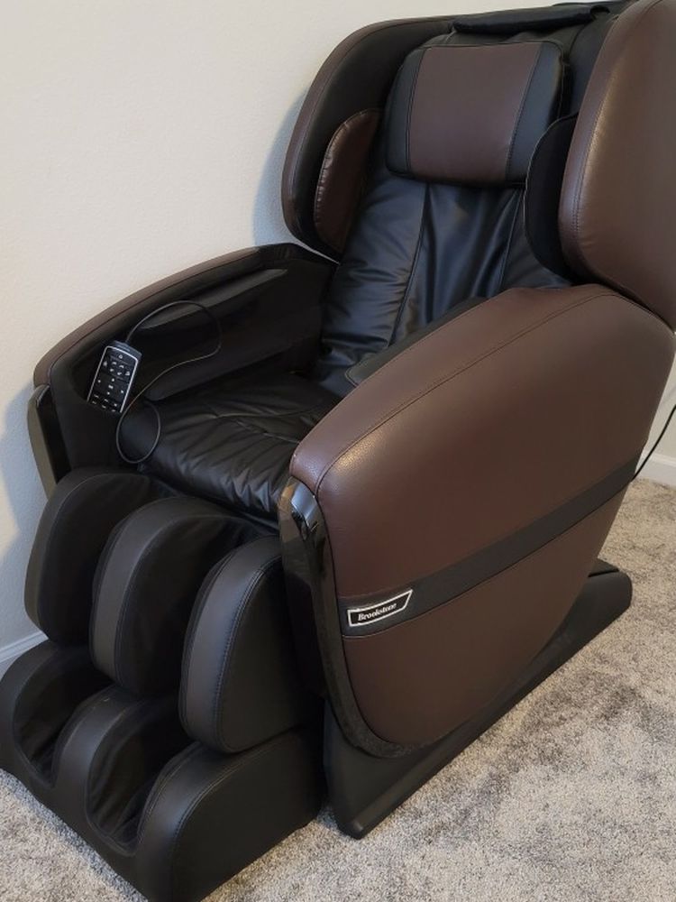 Renew 3D ZeroGravity Massage Chair by Brookstone for Sale in Davenport