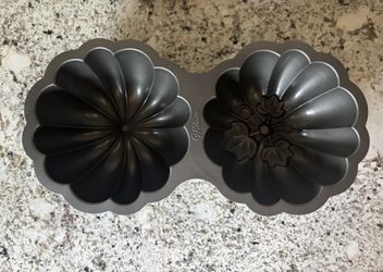 Wilton Bundt Cake Pan – Fall Theme (Great for Holidays & Parties)