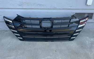 2023-2024-2025 NISSAN VERSA UPPER GRILLE OEM