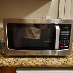 Toshiba Microwave 1.2 Cubic ft 1100 Watts 