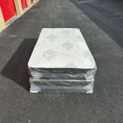 Twin Size Mattress and Box Spring // Delivery Available 🚛