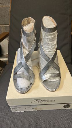 Vince camuto size 8M silver color