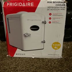 Mini fridge 