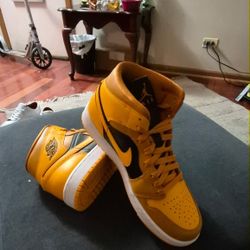 Woman's Jordan1 $90 BRAND NEW 