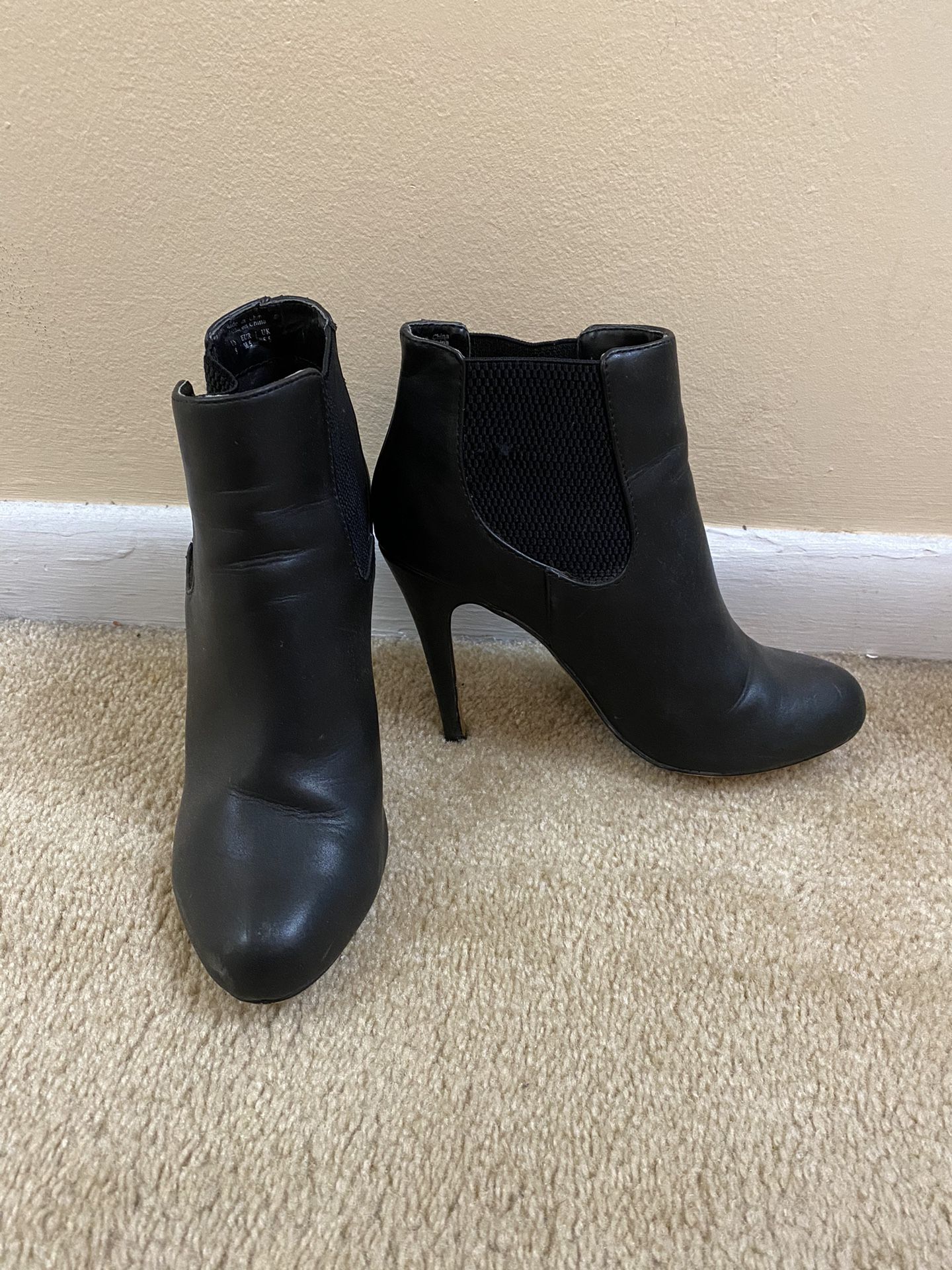 Aldo Black Leather Ankle Boots/Booties Size 8 GUC