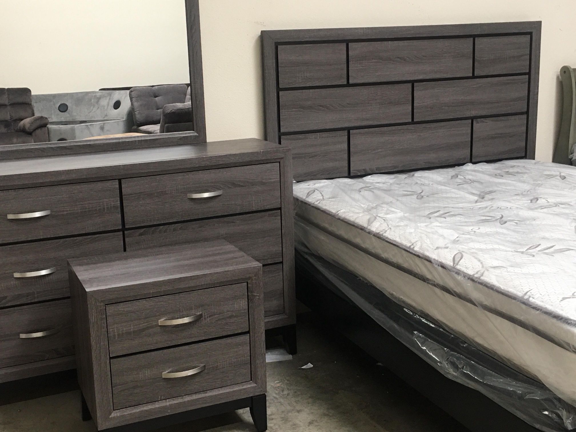 4pc Gray Queen Bed, Dresser, Mirror, Nightstand