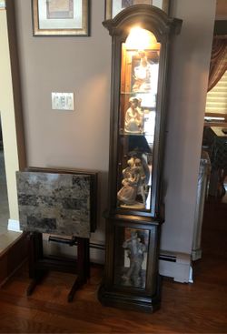 Curio cabinet with 4 Lladros