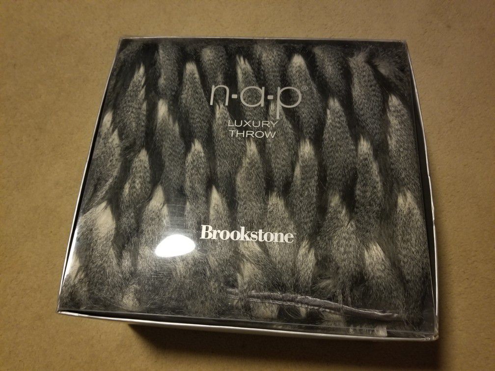 Rare Brookstone Nap Faux Luxury Peacock Blanket New in box